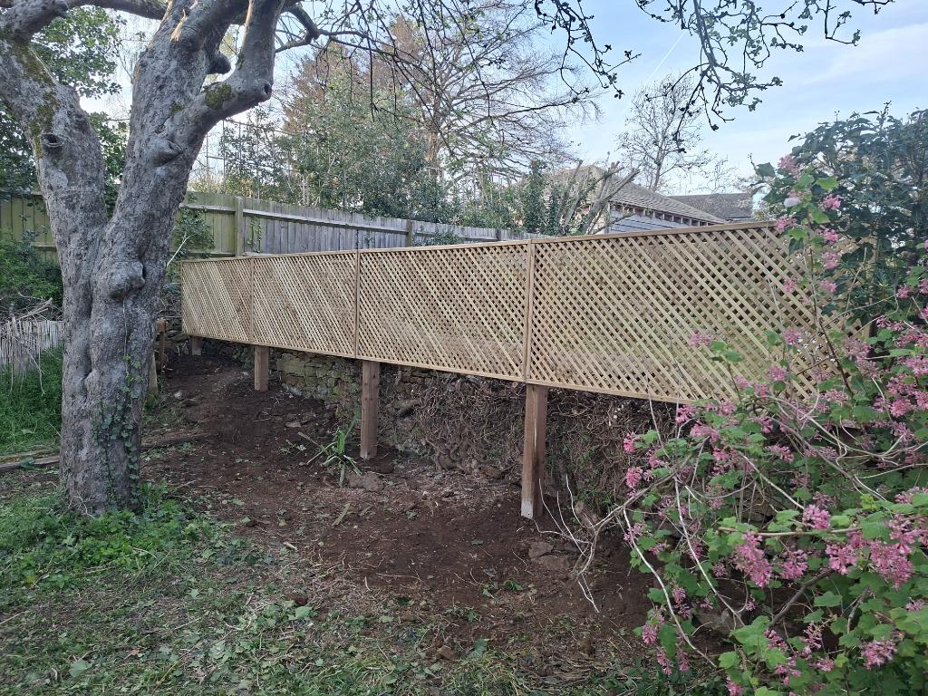 Finished lattice boundary feature in a garden